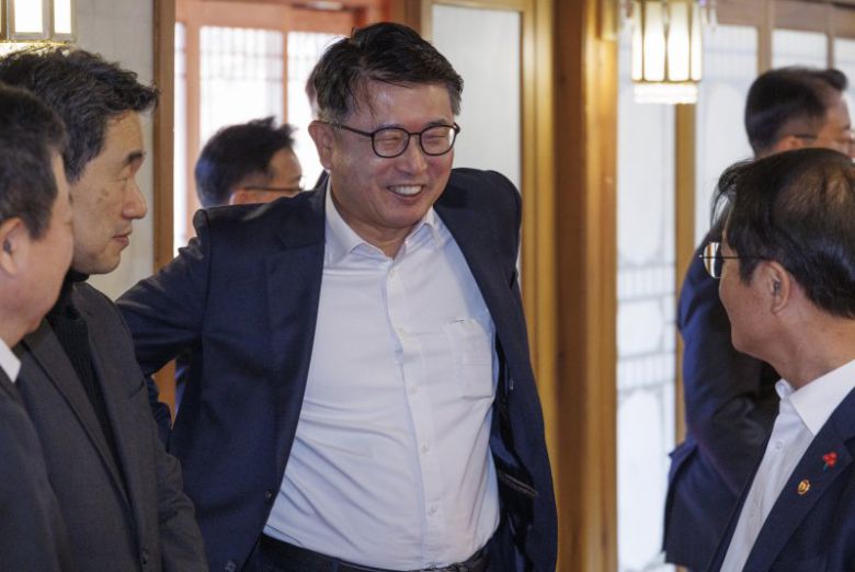 고위 당·정·대 협의회 참석한 장상윤 대통령실 사회수석 (서울=연합뉴스) 황광모 기자 = 장상윤 대통령실 사회수석(가운데)이 3일 오후 서울 종로구 삼청동 총리 공관에서 열린 고위 당·정·대 협의회에 참석해 회의 시작 전 참석자들과 대화하고 있다. 2023.12.3 hkmpooh@yna.co.kr (끝)