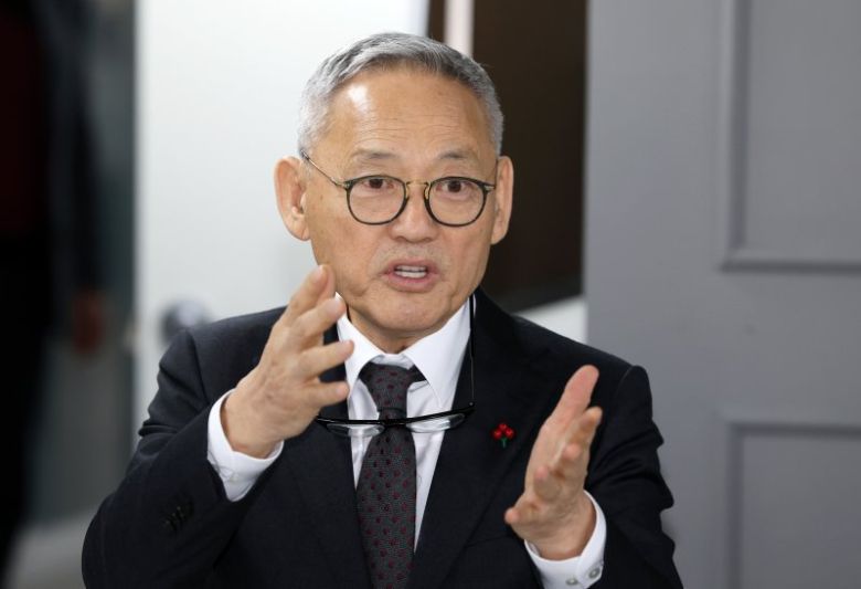 발언하는 유인촌 장관 (광주=연합뉴스) 조남수 기자 = 유인촌 문화체육관광부 장관이 8일 오전 광주 동구 금남로 전일빌딩에서 5·18 민주화운동 가족으로 구성된 옛 전남도청복원 지킴이 어머니와 만나 발언하고 있다. 2023.12.8 iso64@yna.co.kr (끝)