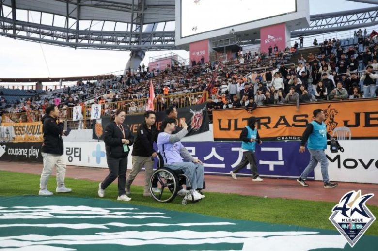 그라운드 돌며 팬들에게 인사하는 제주 유연수/사진=한국프로축구연맹 제공,연합뉴스