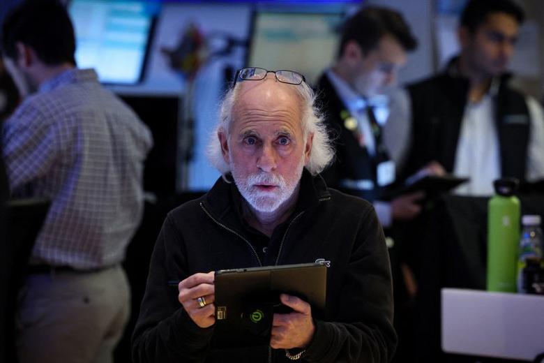 뉴욕증시의 다우존스산업평균, 나스닥지수가 18일(현지시간) 거래일 기준으로 8일째 상승세를 이어갔다. 그러나 애플은 애플워치 판매 잠정 중단을 발표해 0.8% 하락했다. 로이터뉴스1