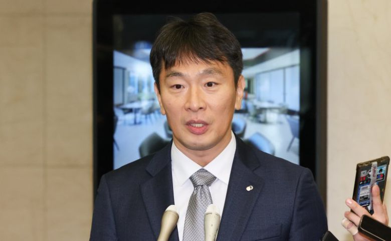 이복현 금융감독원장이 12월 12일 서울 중구 은행회관에서 열린 금융지주 이사회 의장 간담회를 마친 뒤 취재진의 질의에 답하고 있다. 2023.12.12/뉴스1 /