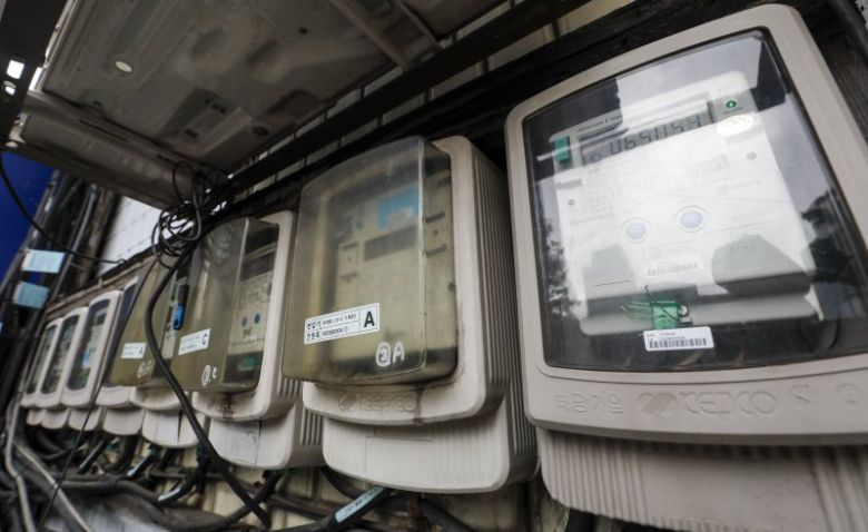 서울 시내 한 상가밀집지역 외벽에 전력량계량기의 모습. 6.21 ⓒ News1 김도우 기자