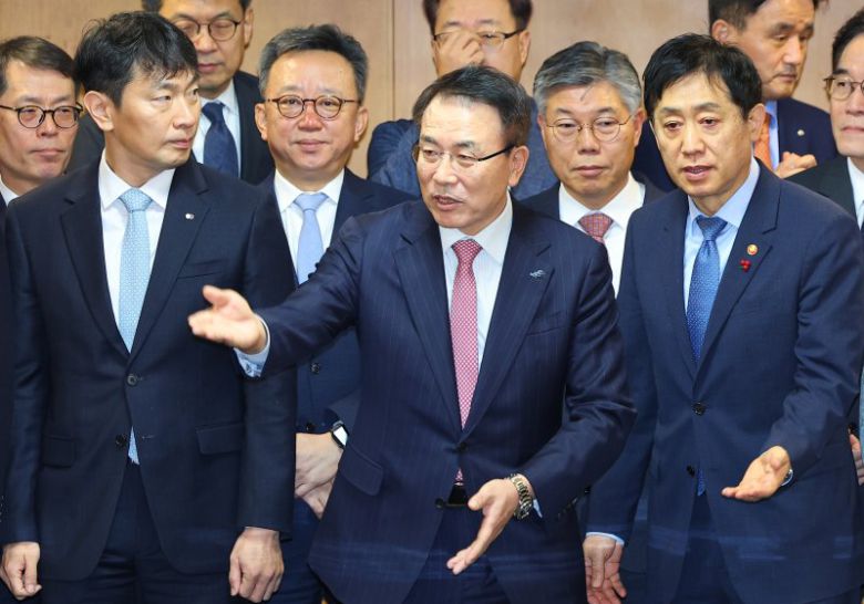 21일 오전 서울 중구 은행회관에서 열린 은행권 민생금융지원 간담회에서 조용병 전국은행연합회장(가운데)이 이복현 금융감독원장(왼쪽)과 김주현 금융위원장에게 자리를 안내하고 있다. 연합뉴스