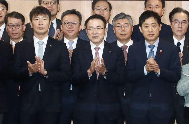 김주현 금융위원장(오른쪽부터), 조용병 은행연합회장, 이복현 금융감독원장이 21일 서울 중구 은행연합회관에서 열린 은행권 민생금융지원 간담회에서 참석한 은행장들과 기념촬영을 하며 박수를 치고 있다. 이날 은행권은 자영업자와 소상공인 등 취약계층 지원을 위한 역대 최대 규모인 ‘2조원+α’지원 계획을 발표했다. 2023.12.21/뉴스1