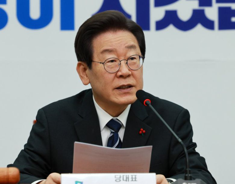 [서울=뉴시스] 고범준 기자 = 이재명 더불어민주당 대표가 27일 오전 서울 여의도 국회에서 열린 최고위원회의에서 발언하고 있다. 2023.12.27. bjko@newsis.com <저작권자ⓒ 공감언론 뉴시스통신사. 무단전재-재배포 금지.> /사진=뉴시스화상