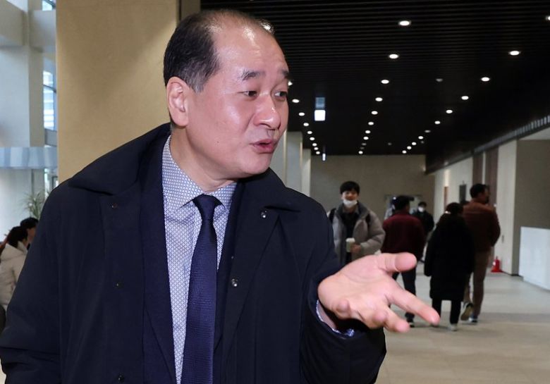 (서울=뉴스1) 김진환 기자 = 증권시장 안팎에서 이른바 배터리 아저씨’로 불리는 박순혁 작가가 27일 오후 서울 영등포구 여의도 한국거래소에서 열린 '불법 공매도 방지를 위한 전산화 토론회'를 마친 뒤 취재 기자의 질문에 답변하고 있다. 한편 금융감독원 자본시장특별사법경찰은 지난 21일 자본시장과 금융투자업에 관한 법률 미공개중요정보 이용행위금지 위반 혐의로 박 작가와 선대인 선대인경제연구소장 자택을 압수수색했다. 박 작가는 금양 홍보이사를 지냈던 지난해 8월 콩고 리튬자원개발사와 업무협약(MOU) 체결을 추진한다는 소식을 선 소장에게 전달한 혐의를 받고 있다. 2023.12.27/뉴스1 /사진=뉴스1화상