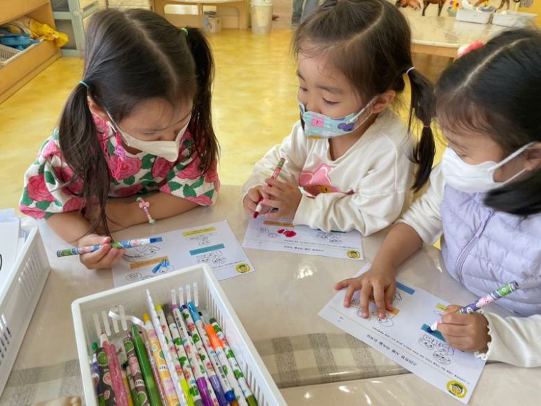 KR 단미래 어린이집 재원생들이 ‘스마트폰 약속을 지켜요 주제의 만들기 활동을 하고 있다. KR 제공