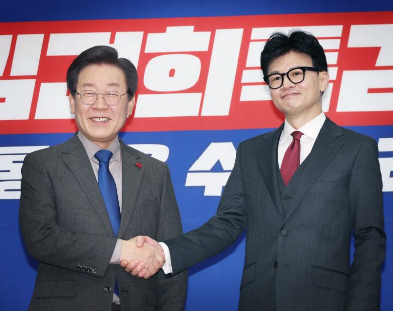 한동훈 국민의힘 비상대책위원장과 이재명 더불어민주당 대표가 29일 서울 여의도 국회 민주당 대표실에서 회동을 하고 있다. 사진=공동취재