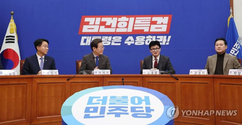 더불어민주당 이재명 대표와 국민의힘 한동훈 비상대책위원장이 29일 국회 민주당 대표실에서 만나고 있다. 2023.12.29. 사진=공동취재