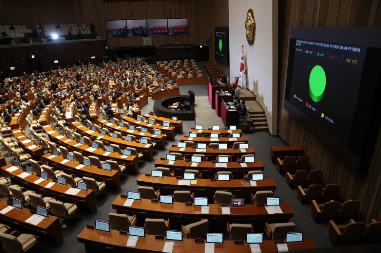 (서울=뉴스1) 황기선 기자 = 28일 서울 여의도 국회에서 열린 제411회국회(임시회)제3차본회의에서 '김건희 여사 특검법'이 통과되고 있다. 국민의힘은 이날 표결에 참여하지 않고 국회 로텐더홀에서 규탄대회를 열었다. 2023.12.28/뉴스1 /사진=뉴스1화상