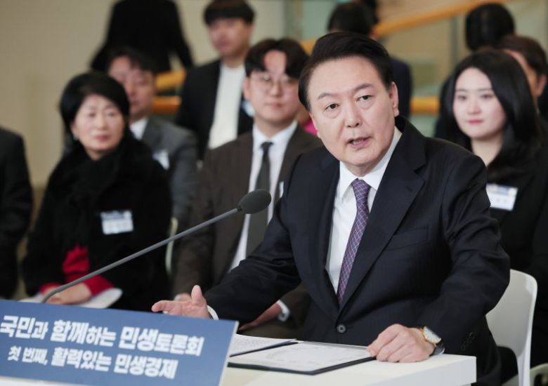 윤석열 대통령이 4일 경기도 용인시 중소기업인력개발원에서 '국민과 함께하는 민생토론회' 형식으로 열린 기획재정부의 2024년 신년 업무보고에서 모두 발언을 하고 있다. 대통령실은 2024년도 정부 업무보고를 '국민과 대통령이 함께하는 민생토론회' 형식으로 개최한다고 전날 밝혔다. [대통령실 제공] 연합뉴스