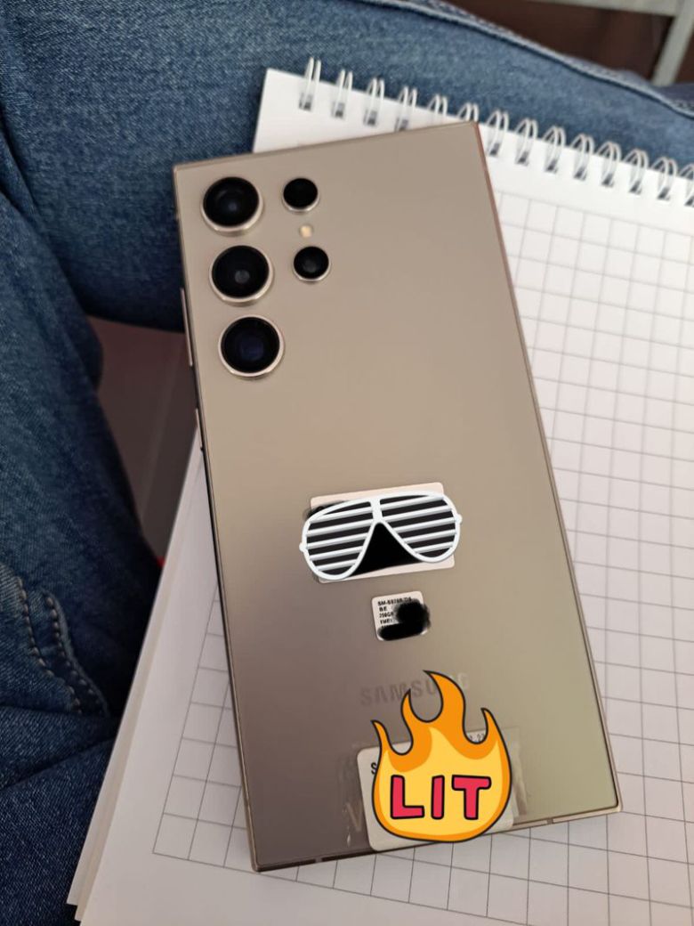 갤럭시S24울트라로 추정되는 실물 기기 사진. X 캡처