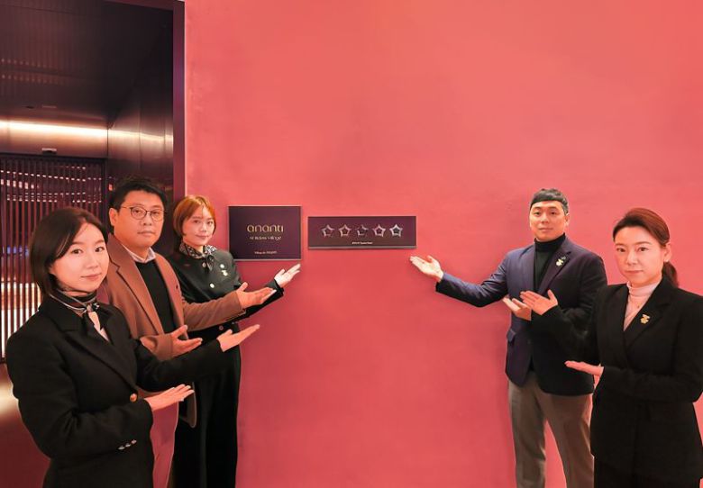 지난 5일 부산 기장에 위치한 아난티 앳 부산 빌라쥬에서 관계자들이 참석한 가운데 5성급 획득 기념 현판식을 진행했다. 아난티 제공