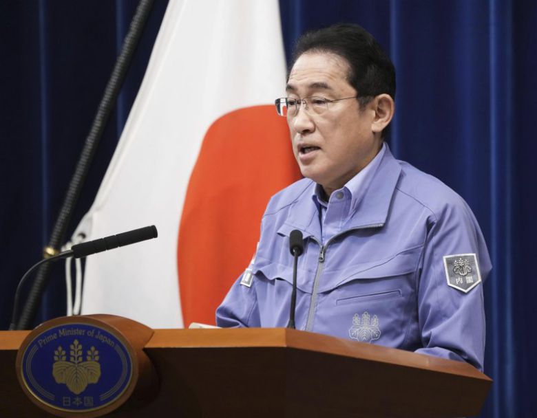 [도쿄=AP/뉴시스] 기시다 후미오 일본 총리가 4일 도쿄 총리 관저에서 기자회견하고 있다. 기시다 총리는 재난 발생 후 골든타임인 '72시간' 안에 생존자 한 사람이라도 더 찾기 위해 총력을 다할 것을 거듭 촉구했다. 지난 1일 이시카와현에서 발생한 지진으로 지금까지 사망자 수는 81명으로 늘고 부상자는 396명으로 집계됐다. 2024.01.04. <저작권자ⓒ 공감언론 뉴시스통신사. 무단전재-재배포 금지.> /사진=뉴시스화상