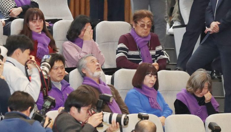 (서울=뉴스1) 임세영 기자 = 9일 오후 서울 여의도 국회 본회의장에서 열린 제411회 국회(임시회) 제4차 본회의에서 10.29 이태원 참사 유가족들이 10.29 이태원 참사 진상규명과 재발 방지를 골자로 한 이태원 참사 특별법 수정안이 가결되자 눈물을 흘리고 있다. 2024.1.9/뉴스1 /사진=뉴스1화상