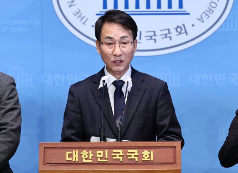 더불어민주당 비명계 모임인 '원칙과 상식' 이원욱 의원이 10일 오전 서울 여의도 국회 소통관에서 탈당 기자회견을 하고 있다. 2024.1.10/뉴스1 ⓒ News1 구윤성 기자 /사진=뉴스1
