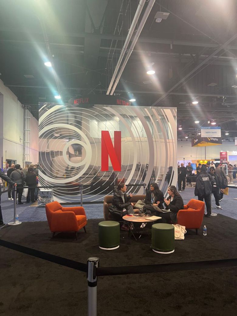 9일(현지시간) 세계 최대 가전·정보기술(IT) 전시회인 CES 2024에 참가한 넷플릭스 부스의 모습. 사진=김준석 기자                                    9일(현지시간) 세계 최대 가전·정보기술(IT) 전시회인 CES 2024에 참가한 전기차(EV)업체 멀렌의 SUV '파이브 RS'. 사진=김준석 기자