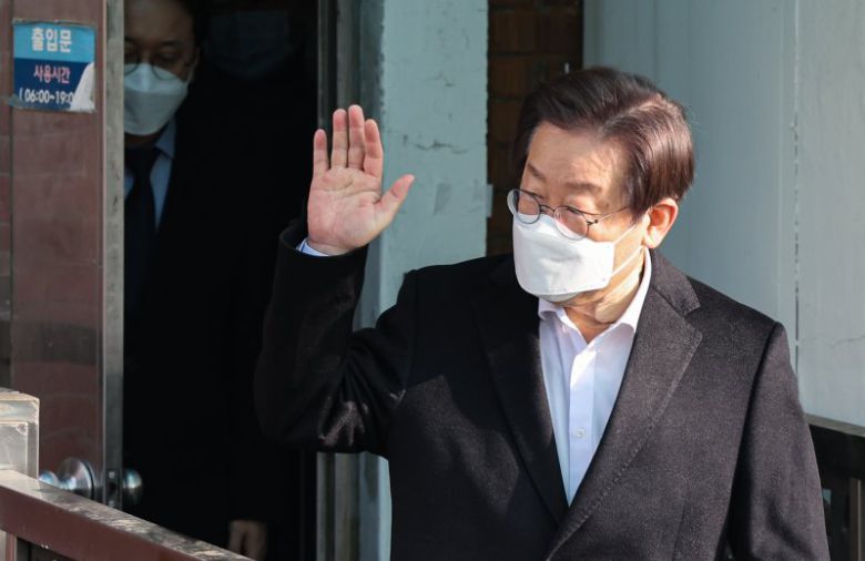 이재명 더불어민주당 대표가 10일 오전 서울 종로구 서울대학교 병원에서 퇴원하며 손을 흔들고 있다. 2024.1.10/뉴스1 ⓒ News1 김도우 기자 /사진=뉴스1