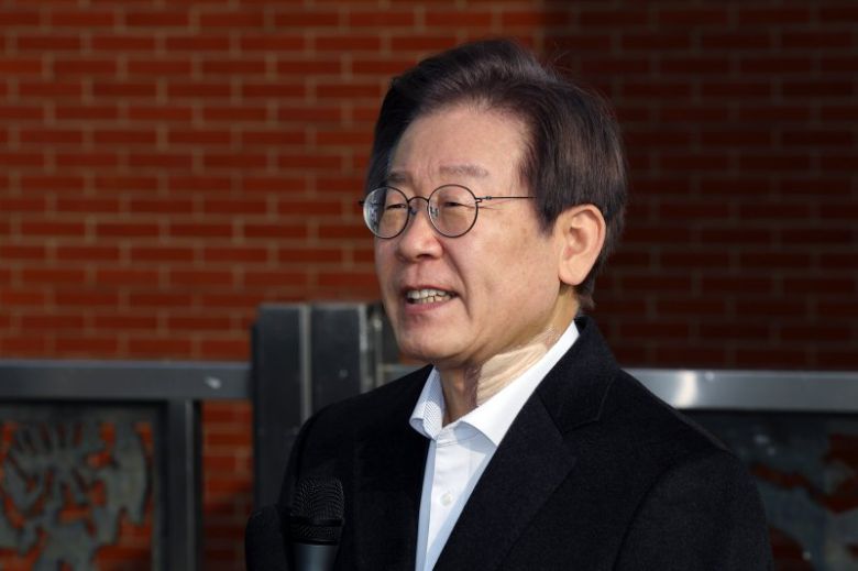 흉기 피습을 당했던 이재명 더불어민주당 대표가 10일 오전 서울 종로구 연건동 서울대학교병원에서 퇴원해 인사말을 하고 있다. 2024.1.10 /사진=뉴스1