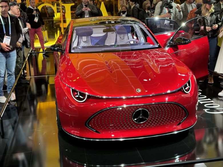 MMA 플랫폼 기반으로 설계된 벤츠의 콘셉트 CLA 클래스 차량이 CES 2024에 마련된 벤츠 부스에 전시돼 있다. 사진=최종근 기자