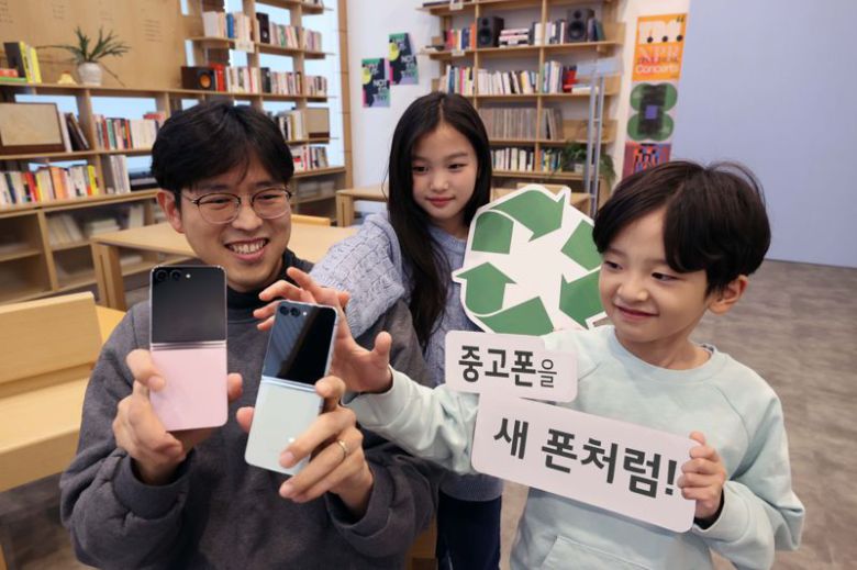 LG유플러스 모델이 삼성전자와 출시한 ‘갤럭시 패밀리 폰 프로그램’을 소개하고 있다. LG유플러스 제공