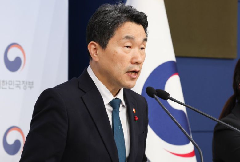 이주호 사회부총리 겸 교육부 장관이 16일 서울 종로구 정부서울청사 별관에서 초중등교육법 시행령 일부개정령안 브리핑을 하고 있다. 뉴스1