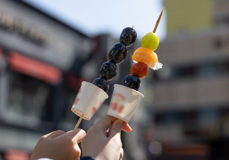 지난 10월10일 오후 서울시내 거리에서 시민들이 탕후루를 들어보이고 있다. 2023.10.10/뉴스1 ⓒ News1 이재명 기자 /사진=뉴스1