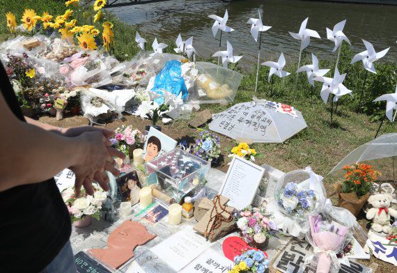 서울 서초구 반포한강공원 수상택시 승강장 인근에 마련된 고(故) 손정민씨 추모 공간. 뉴스1