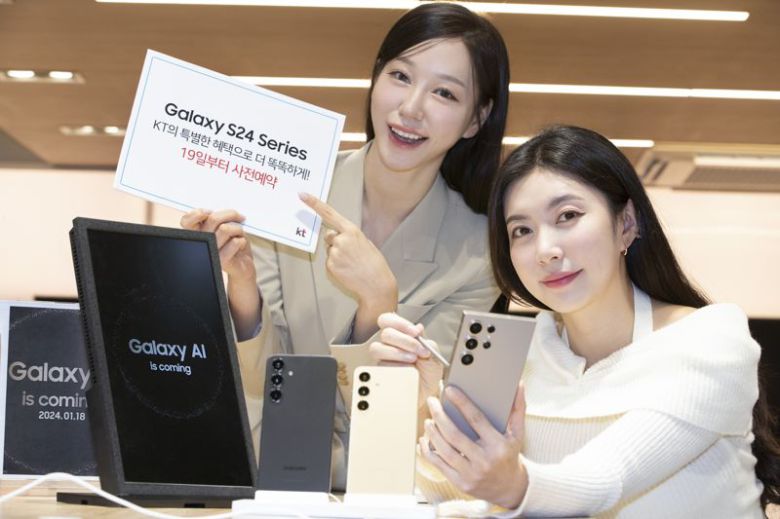 KT 모델이 갤럭시S24 시리즈를 소개하고 있다. KT 제공