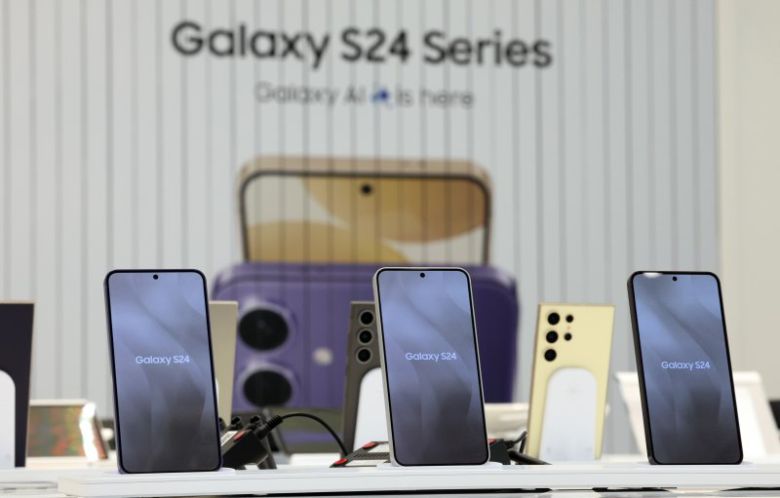 [서울=뉴시스] 최진석 기자 = 삼성전자의 첫 AI 폰 '갤럭시 S24' 시리즈가 공개된 1월 18일 서울 마포구 삼성스토어 홍대에 갤럭시 S24가 전시되어 있다.뉴시스
