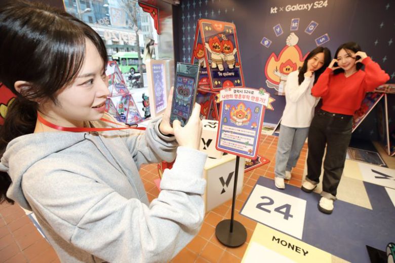 KT 홍대 애드샵플러스에서 체험크루(프로모터)가 갤럭시S24 시리즈 체험을 소개하고 있다. KT 제공