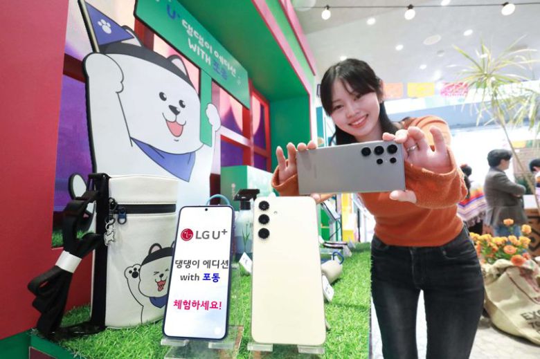 LG유플러스 모델이 ‘일상비일상의틈byU+’에서 갤럭시 S24 시리즈를 체험하고 있다. LG유플러스 제공