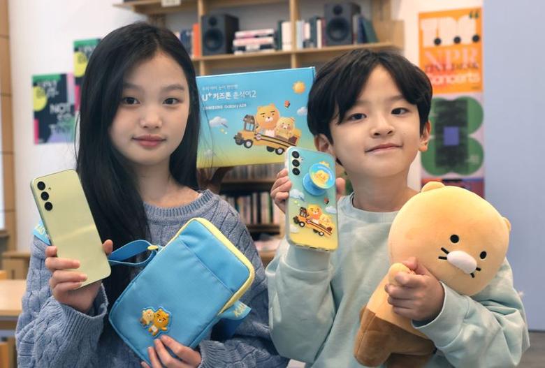 LG유플러스 모델이 카카오 인기 캐릭터 ‘라이언’과 ‘춘식이’ 테마를 적용한 아동 전용 LTE 스마트폰 ‘춘식이2’와 캐릭터 액세서리를 소개하고 있다. LG유플러스 제공