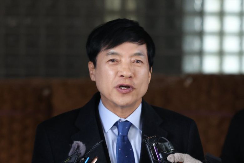 이성윤 법무연수원 연구위원이 25일 서울 서초구 서울고등법원에서 열린 김학의 불법 출금 수사외압 의혹 항소심 선고 공판에서 무죄를 선고받은 후 법정을 나서며 입장을 말하고 있다. /사진=뉴시스