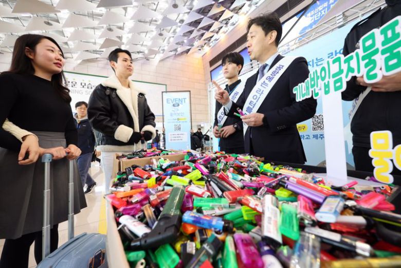 윤형중 한국공항공사 사장이 26일 서울 강서구 김포공항 국내선 여객터미널에서 비행기 탑승 시 가장 많이 적발되는 기내 반입 금지 물품인 라이터의 소지를 줄이기 위한 홍보 캠페인을 하고 있다. 사진=박범준 기자                                    26일 서울 강서구 김포공항 국내선 여객터미널에서 보안검색요원들이 올해 수거된 라이터들을 상자에 담고 있다. 사진=박범준 기자                                    26일 서울 강서구 김포공항 국내선 여객터미널에 올해 수거된 라이터들이 쌓여있다. 사진=박범준 기자