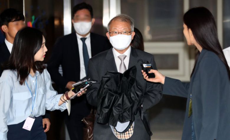 사법농단 의혹으로 재판에 넘겨진 양승태 전 대법원장이 지난해 9월15일 서울 서초구 서울중앙지법에서 열린 직권남용권리행사방해 등 혐의 1심 결심 공판에서 징역 7년을 구형받고 법원을 나오고 있다. /사진=뉴시스