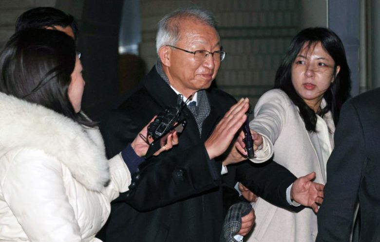 양승태 전 대법원장이 26일 서울 서초구 서울중앙지방법원에서 열린 '사법농단 혐의' 1심 선고공판에서 무죄를 선고 받은 뒤 법원을 나서고 있다. /사진=뉴시스