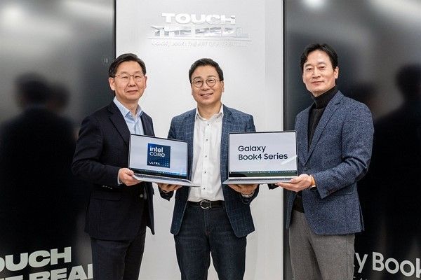 이호중 삼성디스플레이 상무, 배태원 인텔코리아 부사장, 이민철 삼성전자 상무(왼쪽부터)가 갤럭시 북4를 들고 기념 촬영을 하고 있다. 인텔코리아 제공