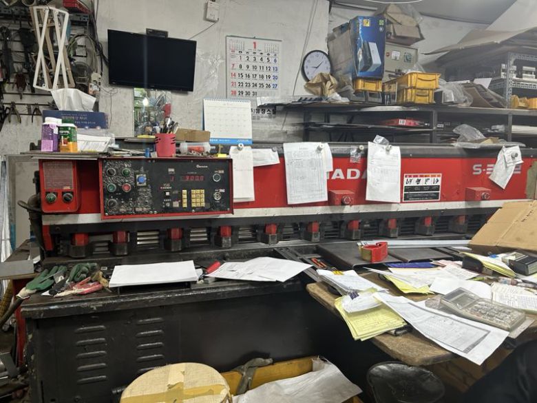 서울 을지로의 기계제조업체에 설치된 절단기. 일제 기계여서 손이 안들어가도록 장치가 돼있지만 철판에 다치는 등 사고가 날 위험이 있다. 사진=강명연 기자