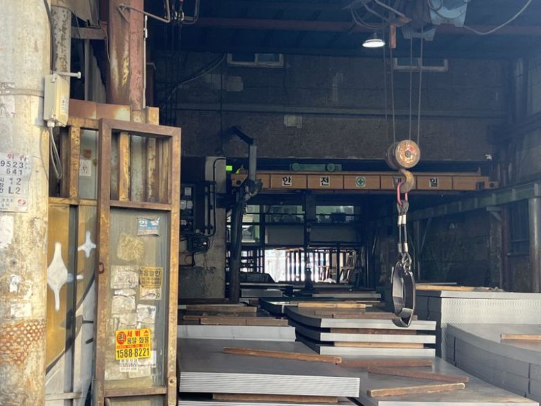 지난 26일 서울 영등포구 문래동의 한 철공소에 철제가 쌓여있다. /사진= 주원규 기자                                    지난 26일 서울 영등포구 문래동의 한 철공소에 철제 파이프들이 쌓여 있다. /사진= 주원규 기자