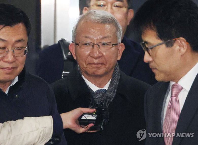 이른바 '사법농단' 재판 1심에서 무죄를 선고받은 양승태 전 대법원장이 26일 오후 서울 서초구 서울중앙지법을 나서고 있다. [공동취재] /사진=연합뉴스