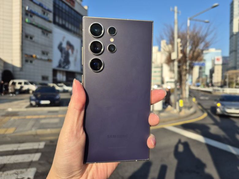 갤럭시S24울트라 후면. 사진=구자윤 기자