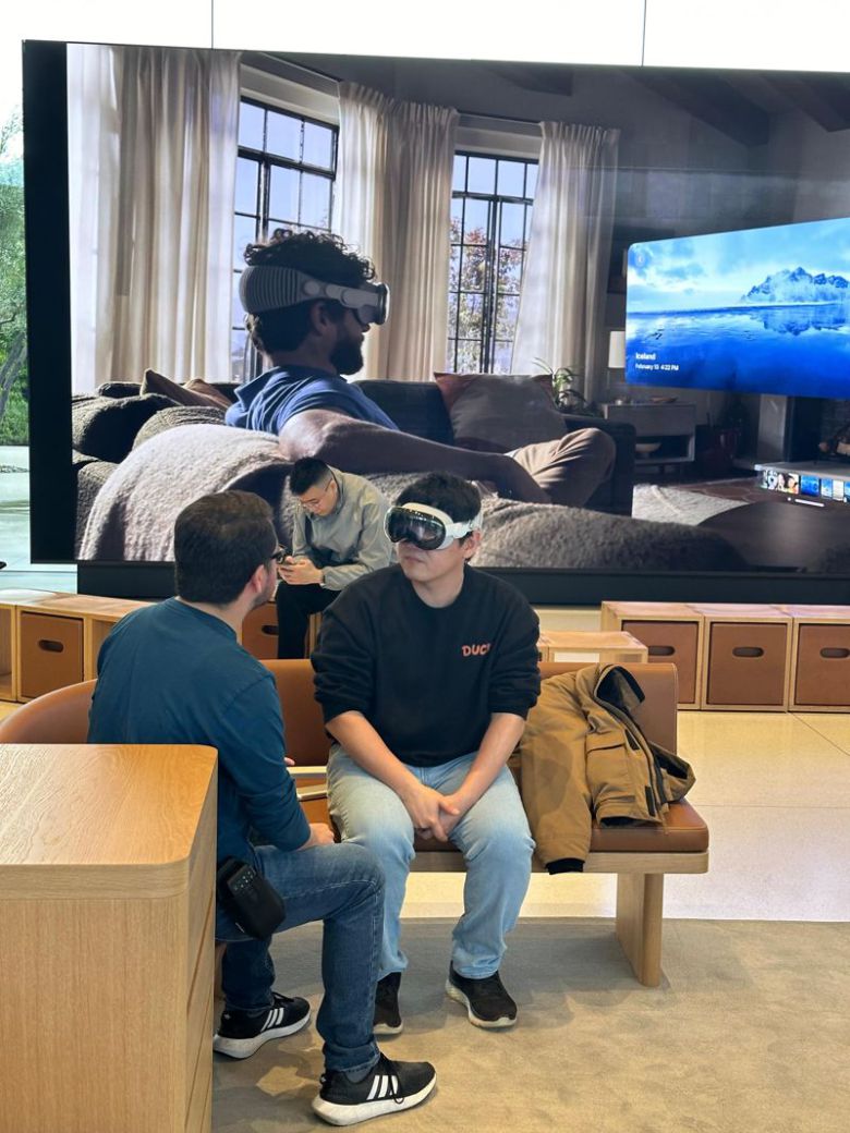 2일(현지시간) 미국 캘리포니아주 쿠퍼티노 애플 본사의 애플 스토어에서 고객이 애플의 혼합현실(MR) 헤드셋 비전 프로를 체험하고 있다. 사진=홍창기 기자