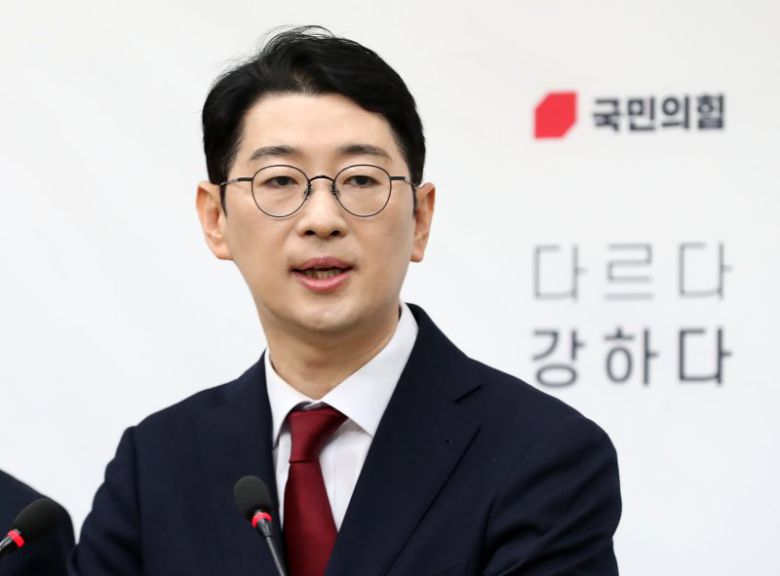 주진우 전 대통령실 법률비서관이 29일 오전 부산시의회 브리핑룸에서 기자회견을 열고 제22대 총선 국민의힘 부산 해운대갑 출마를 선언하고 있다. 뉴스1