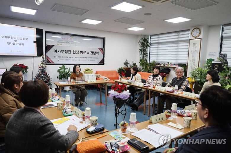 김현숙 여성가족부 장관이 경기도 남양주한마음가족상담소에서 열린 간담회에 참석해 현장 관계자들의 의견을 청취하고 가정폭력피해자 지원방안에 대해 논의하고 있다. 2023.12.18