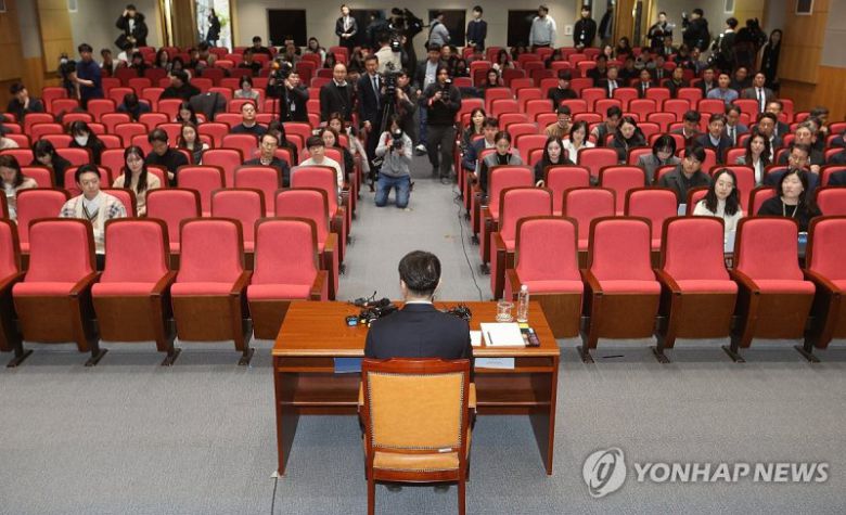 이복현 금융감독원장이 5일 오전 서울 여의도 금융감독원에서 열린 2024년도 금융감독원 업무계획 기자간담회에서 인사말을 하고 있다./ 사진=연합뉴스