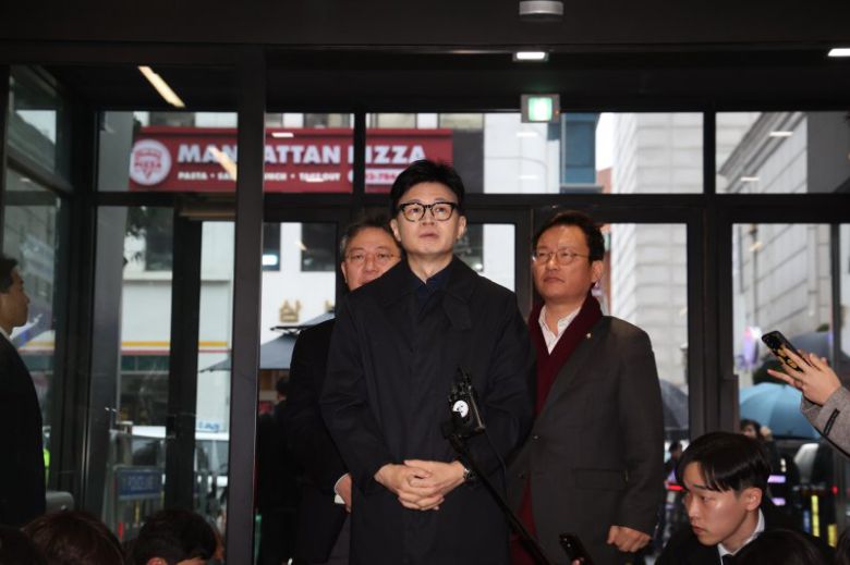 한동훈 국민의힘 비상대책위원장이 5일 오전 서울 여의도 당사로 출근하며 취재진 질문에 답하고 있다. 사진=뉴스1