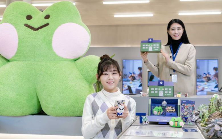 SKT 모델이 아이폰13미니와 '라인프렌즈 미니니' 액세서리 패키지를 소개하고 있다. SKT 제공