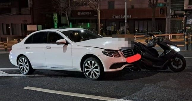 지난 3일 새벽 4시 40분께 서울 강남구 논현동서 만취한 20대 여성이 차량으로 오토바이를 들이받아 오토바이 운전자 50대 남성이 숨졌다. 20대 만취 여성이 몰던 고급 수입차가 오토바이 뒤를 그대로 들이받은 모습. 오토바이 운전자는 심정지 상태로 병원으로 옮겨졌으나 숨졌다. 사진=온라인커뮤니티