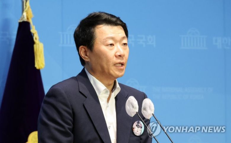 윤희석 국민의힘 선임대변인은 9일 방송에서 한동훈 비상대책위원장을 비속어로 지적한 우상호 더불어민주당 의원에 대해 "그대로 정계 은퇴하시라"고 비판했다. 연합뉴스